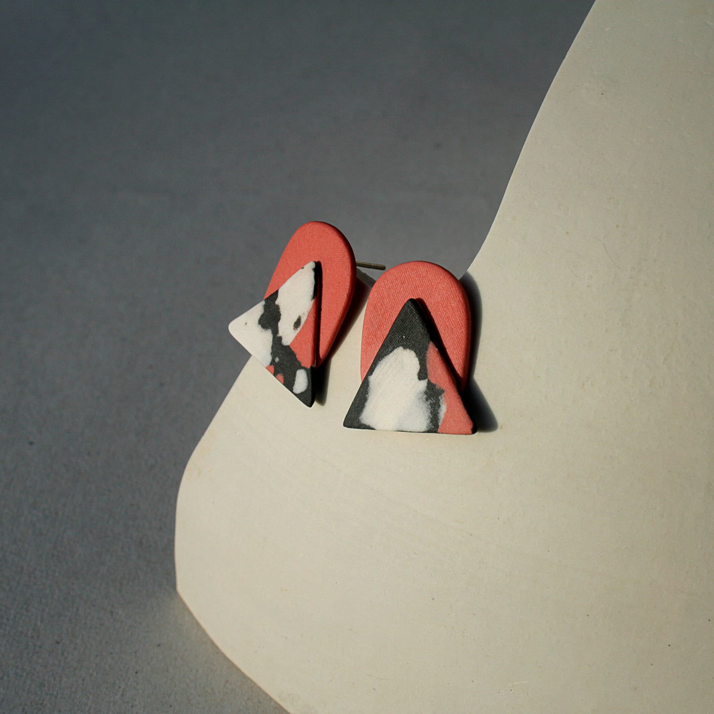 Pendientes óvalo triángulo marmoleado en rojo, negro y blanco de porcelana con plata
