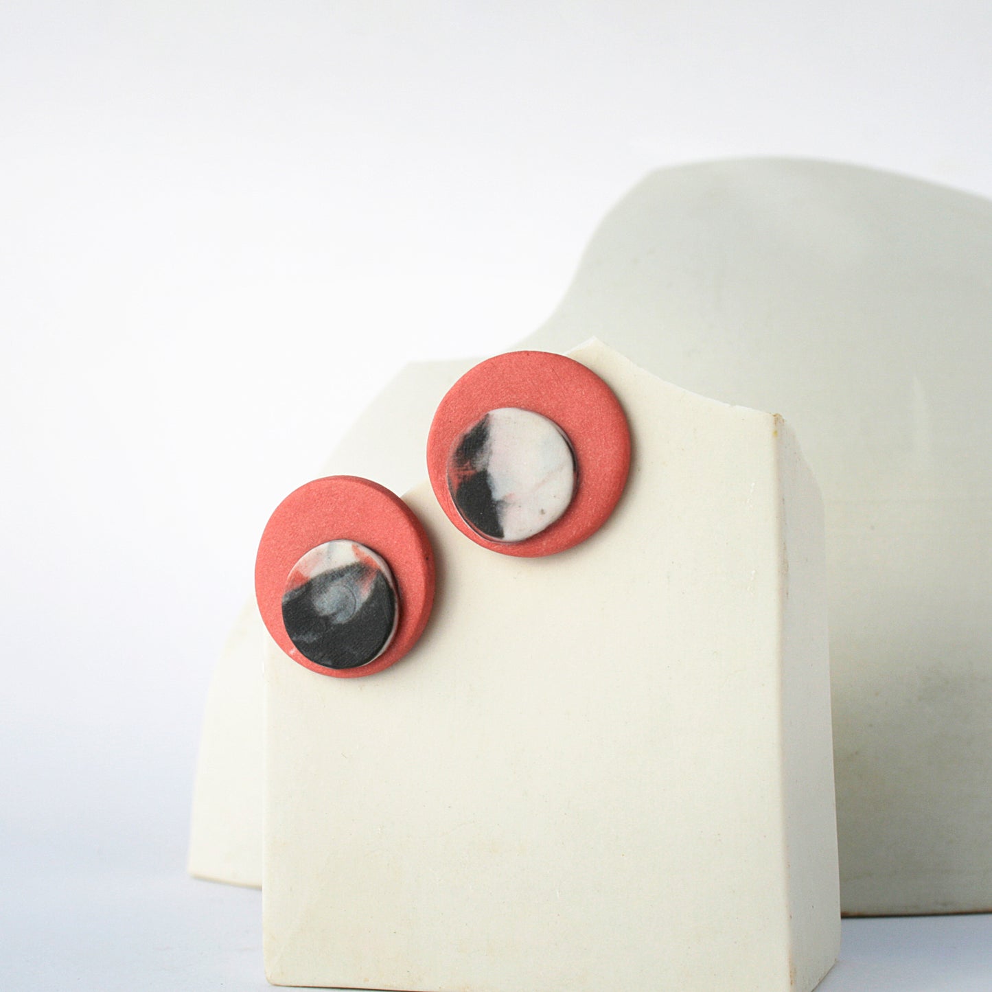 Pendientes doble círculo marmoleado en rojo, negro y blanco de porcelana y plata
