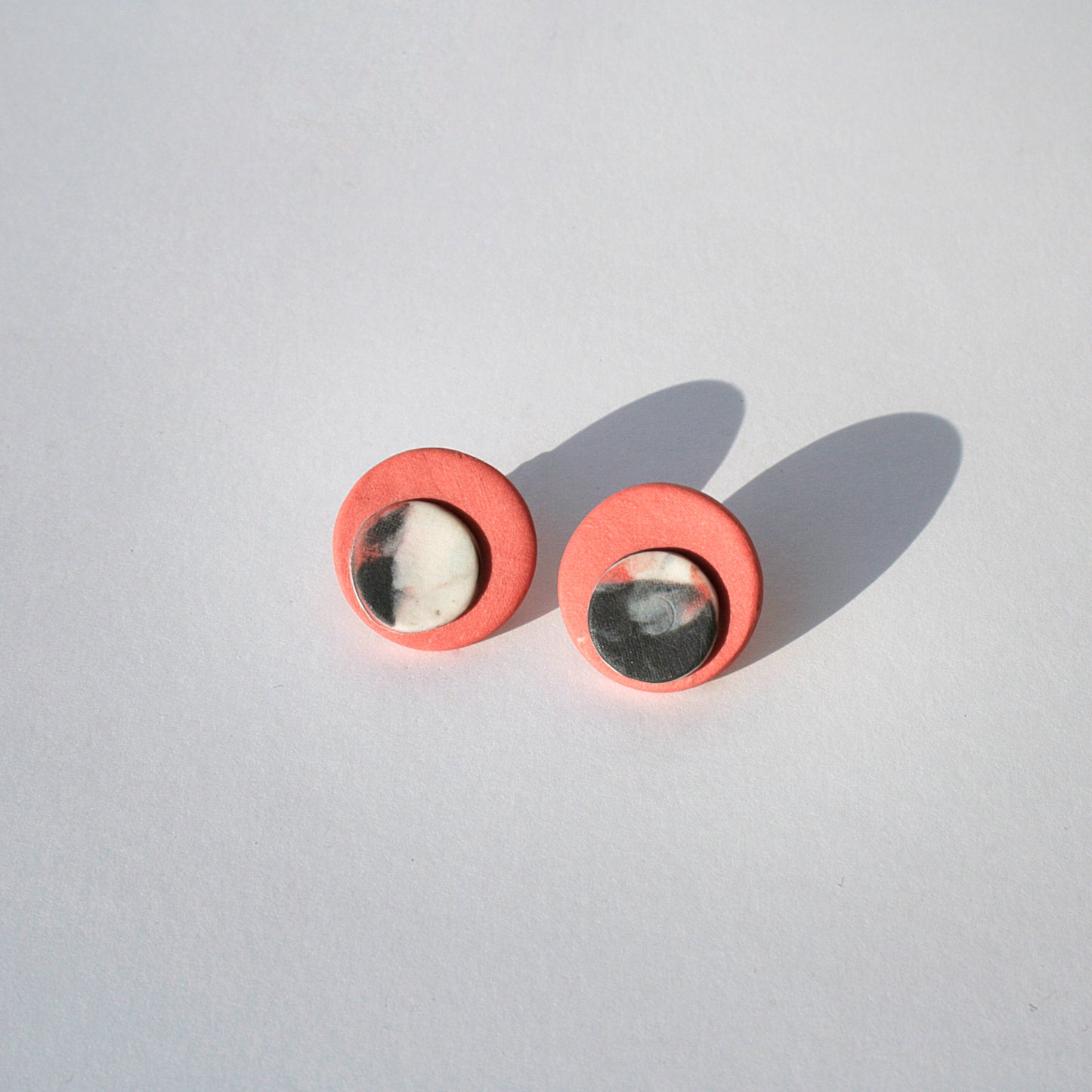 Par de pendientes geométricos círculo sobre círculo con fornitura de plata