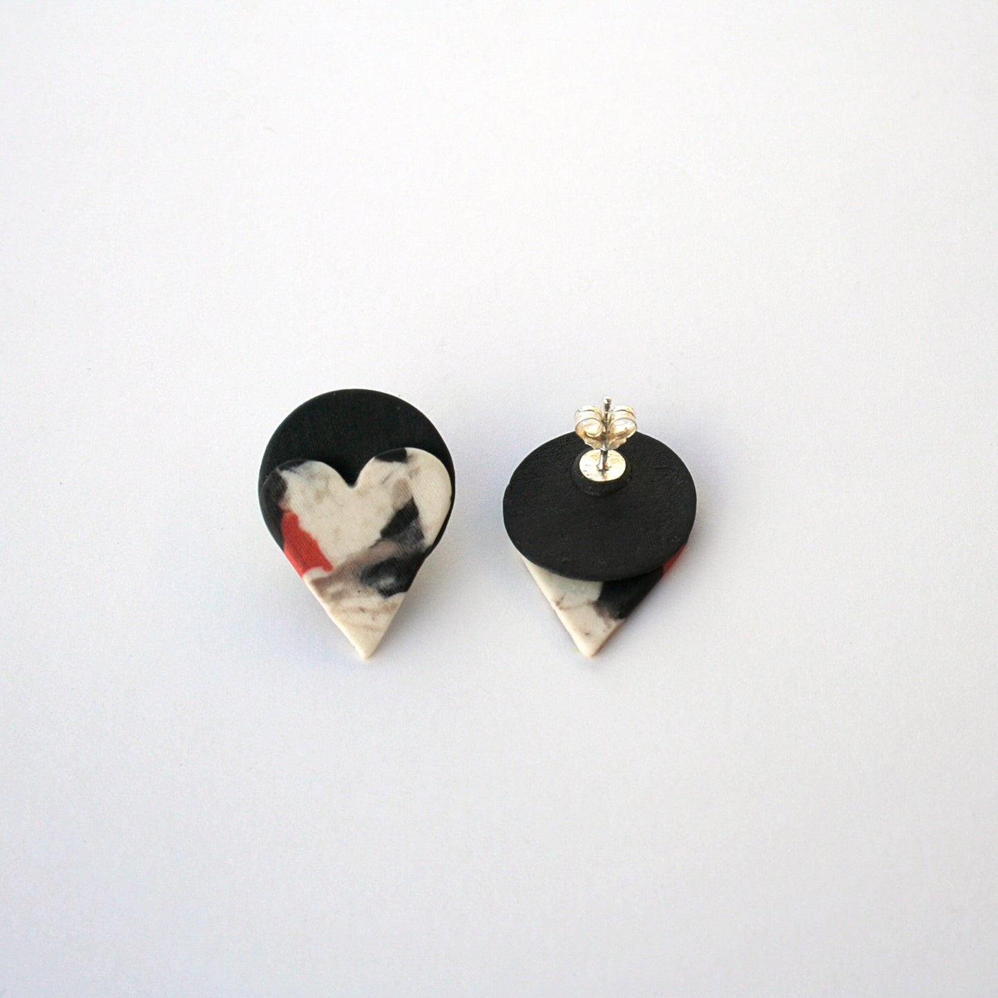 Parte trasera de pendientes románticos círculo y corazón con fornitura de plata
