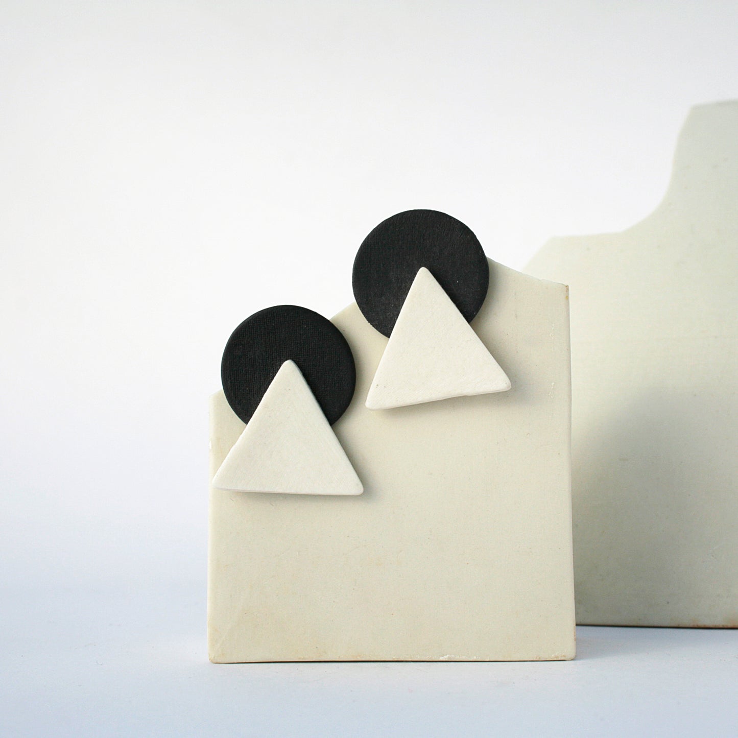 Pendientes ajedrez geométricos círculo negro triángulo blanco de porcelana y plata