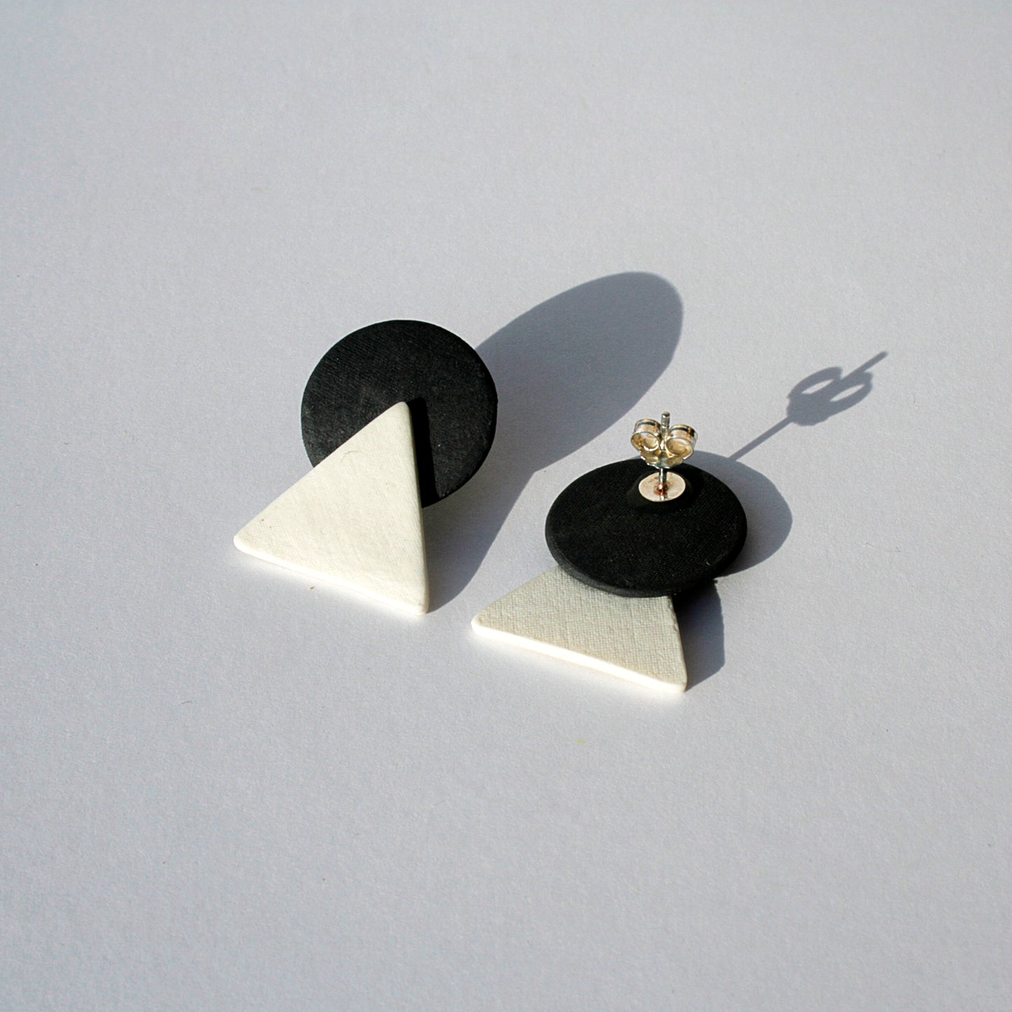 Parte trasera de pendientes minimalistas geométricos con fornitura de plata