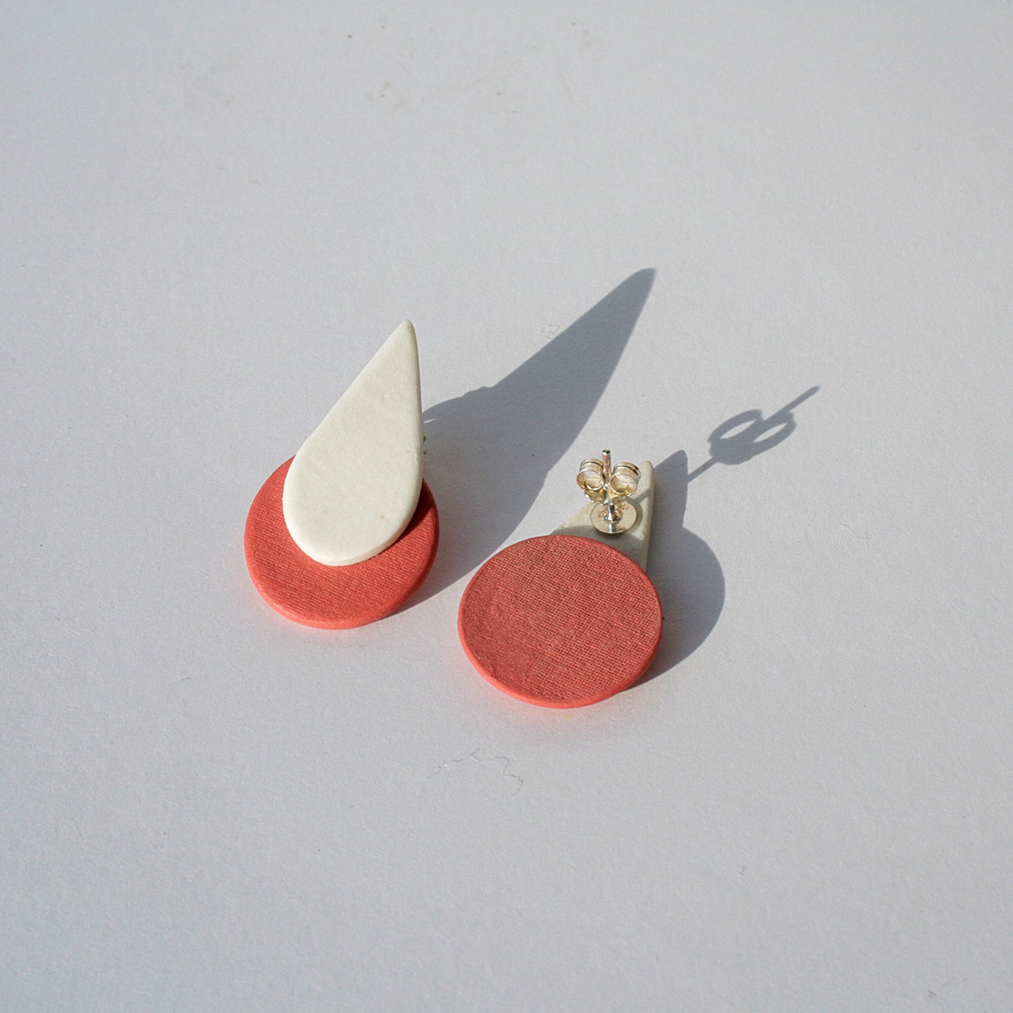 Parte trasera de pendientes elegantes lágrima blanca y rojo con fornitura de plata