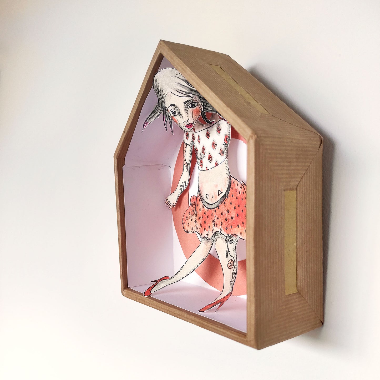 Detalle de ilustración tinta china en caja pop-up artística BIHU