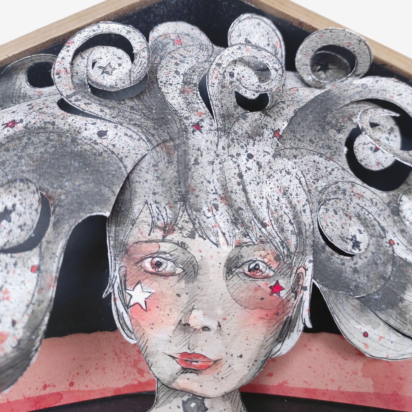 Detalle de ilustración tinta china en caja pop-up artística BIHU