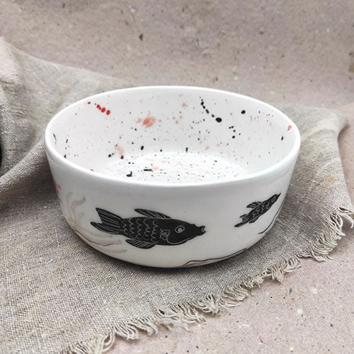 Cuenco de cerámica blanca pintado a mano con motivos marinos