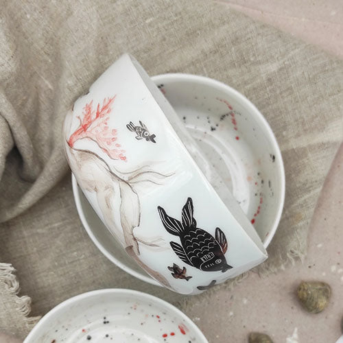 Cuenco de cerámica blanca pintado a mano con motivos marinos