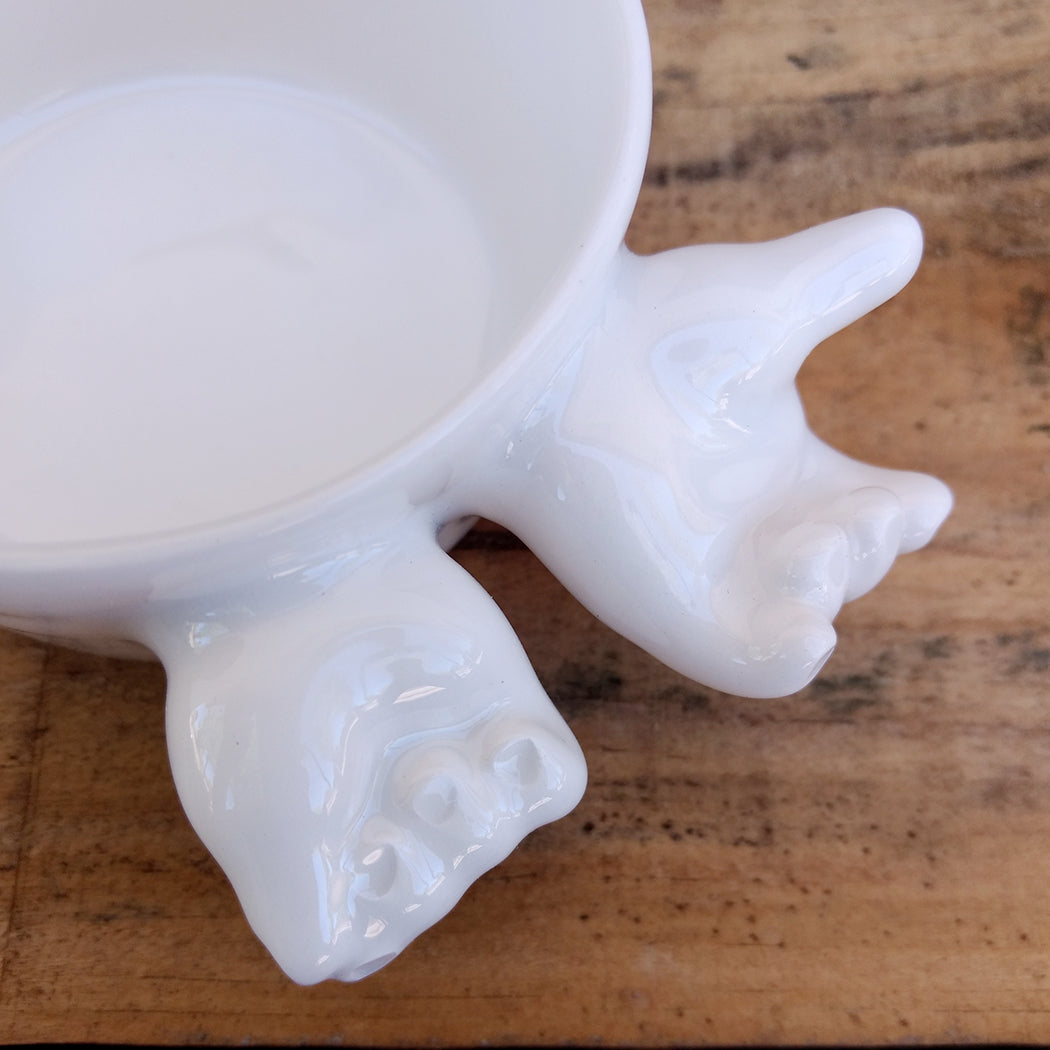 Detalle manos cuenco pequeño loza esmaltada con manos decorativas