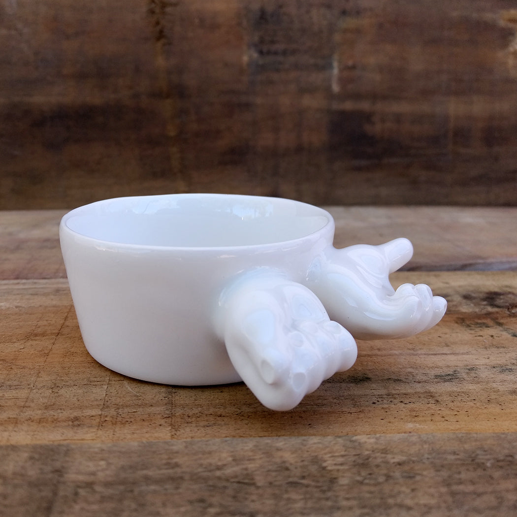 Cuenco circular pequeño cerámica con manos como asa vista frontal