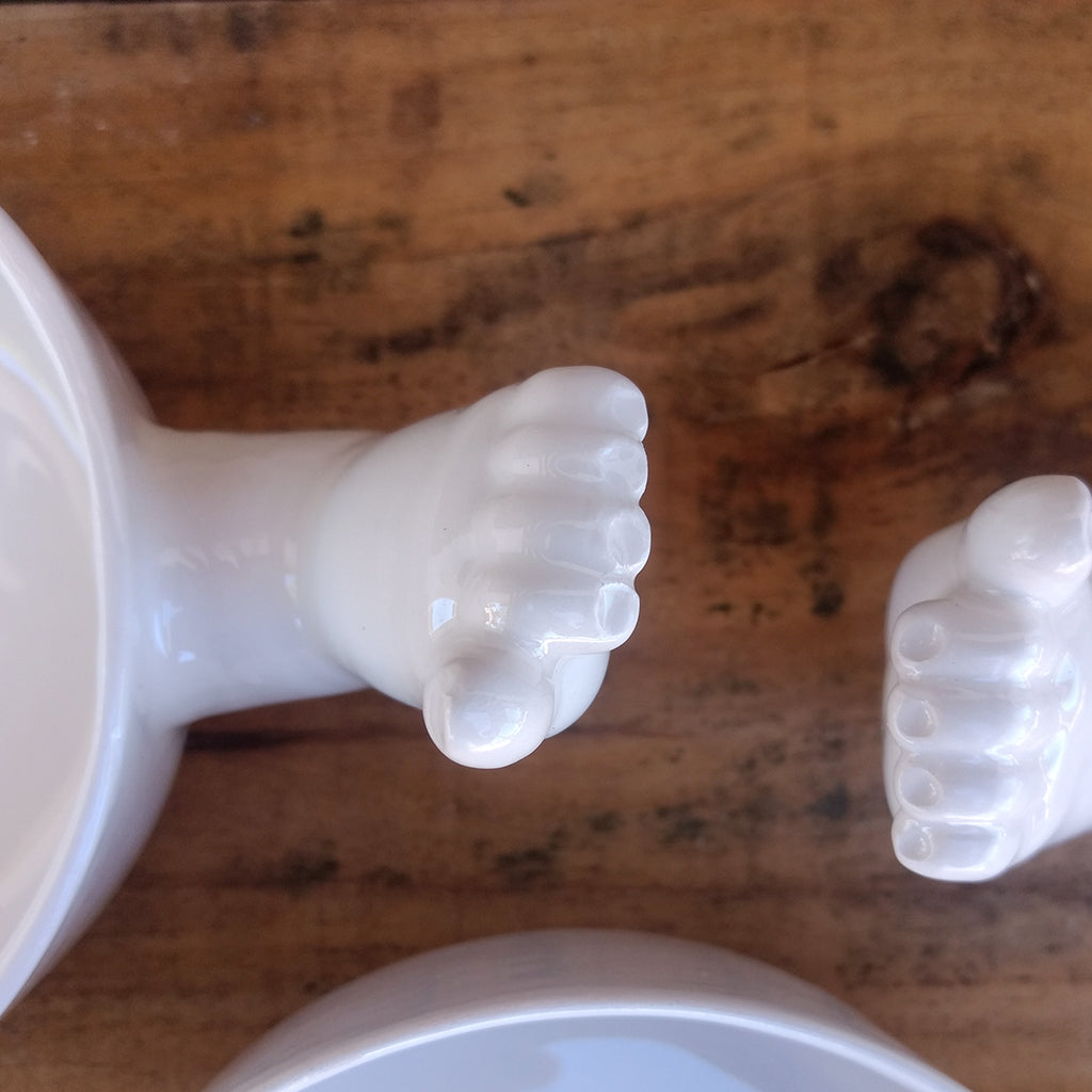 Detalle cuenco circular cerámica con pies vista superior hecho en España