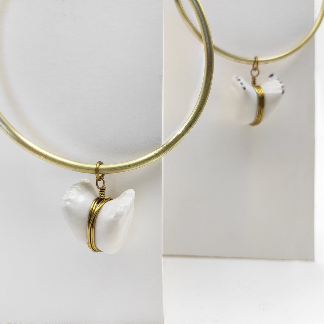 Colgante pies dobles latón porcelana esmaltada