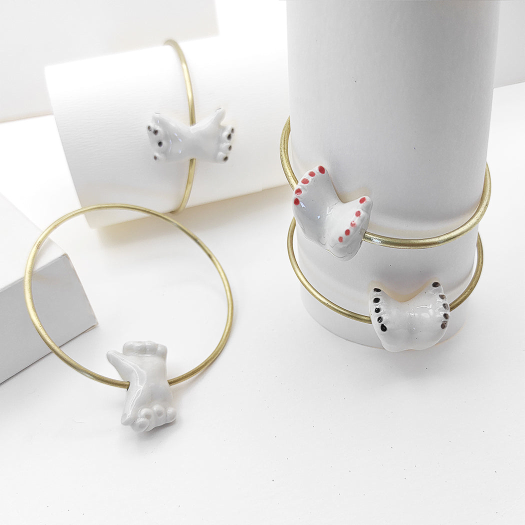 Conjunto de pulsera cerrada pies dobles y manos dobles de latón con porcelana blanca esmaltada