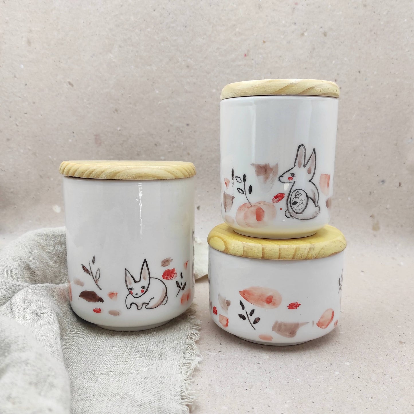 Conjunto de tarros de cocina diferentes tamaños cerámica artesanal con dibujos de conejos