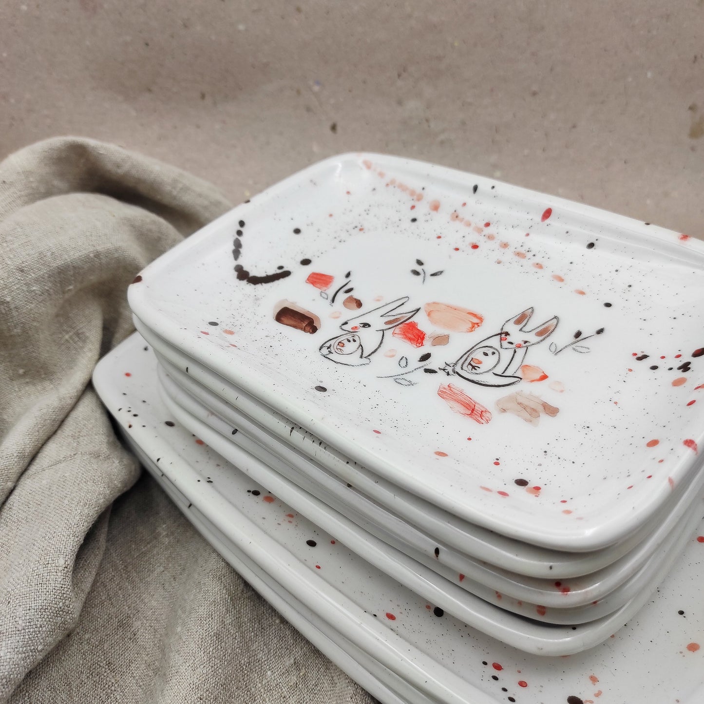 Bandeja cerámica pequeña pintada con diseños únicos de conejos