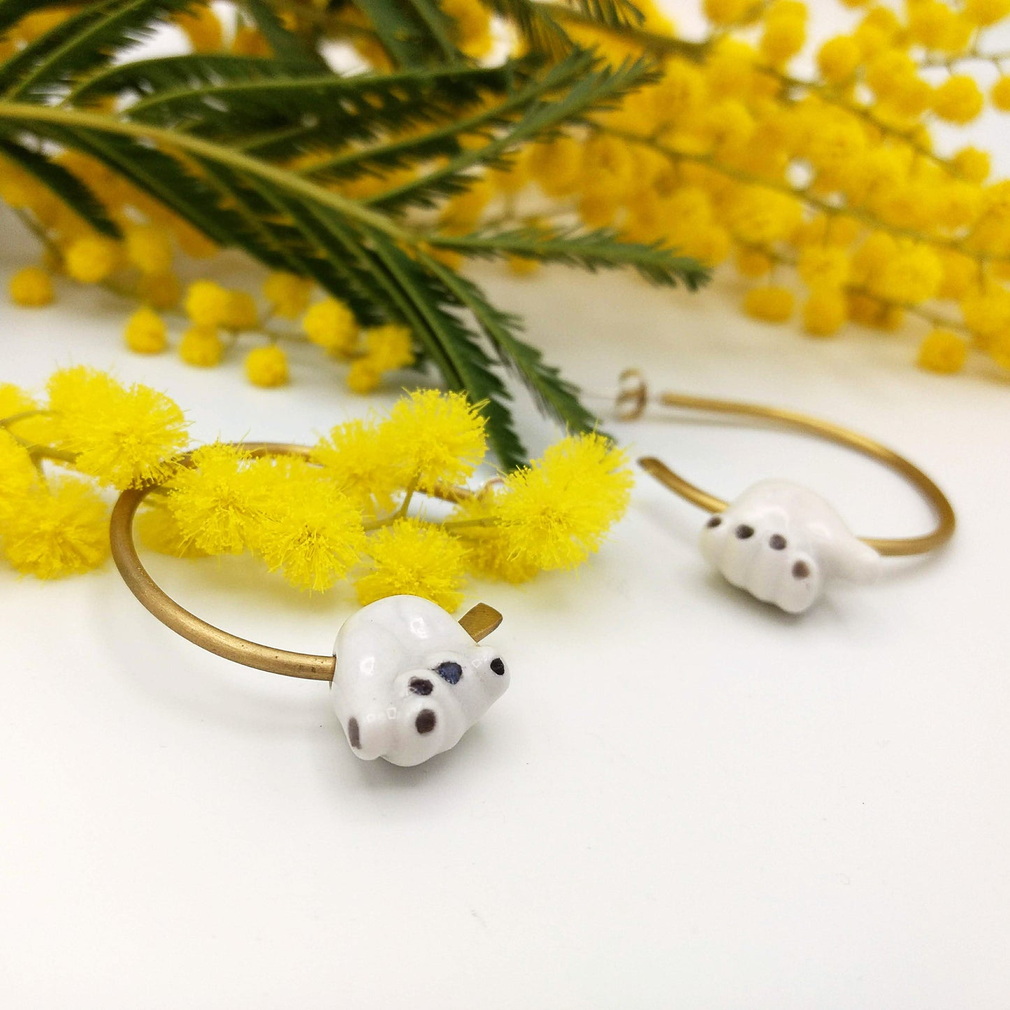 Pendientes de aro con manitas de porcelana pintada a mano y latón