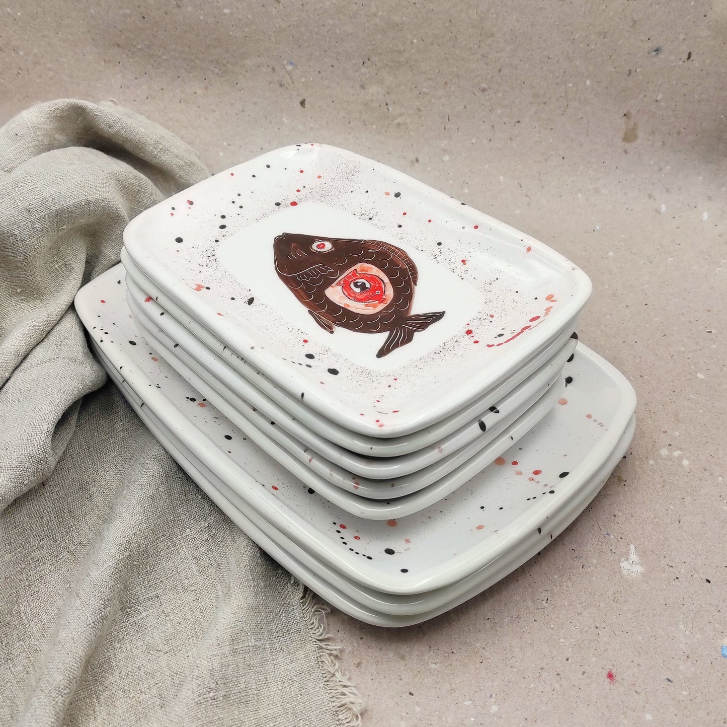 Plato pequeño pintado a mano con pez bandeja cerámica decorativa Colección Roja
