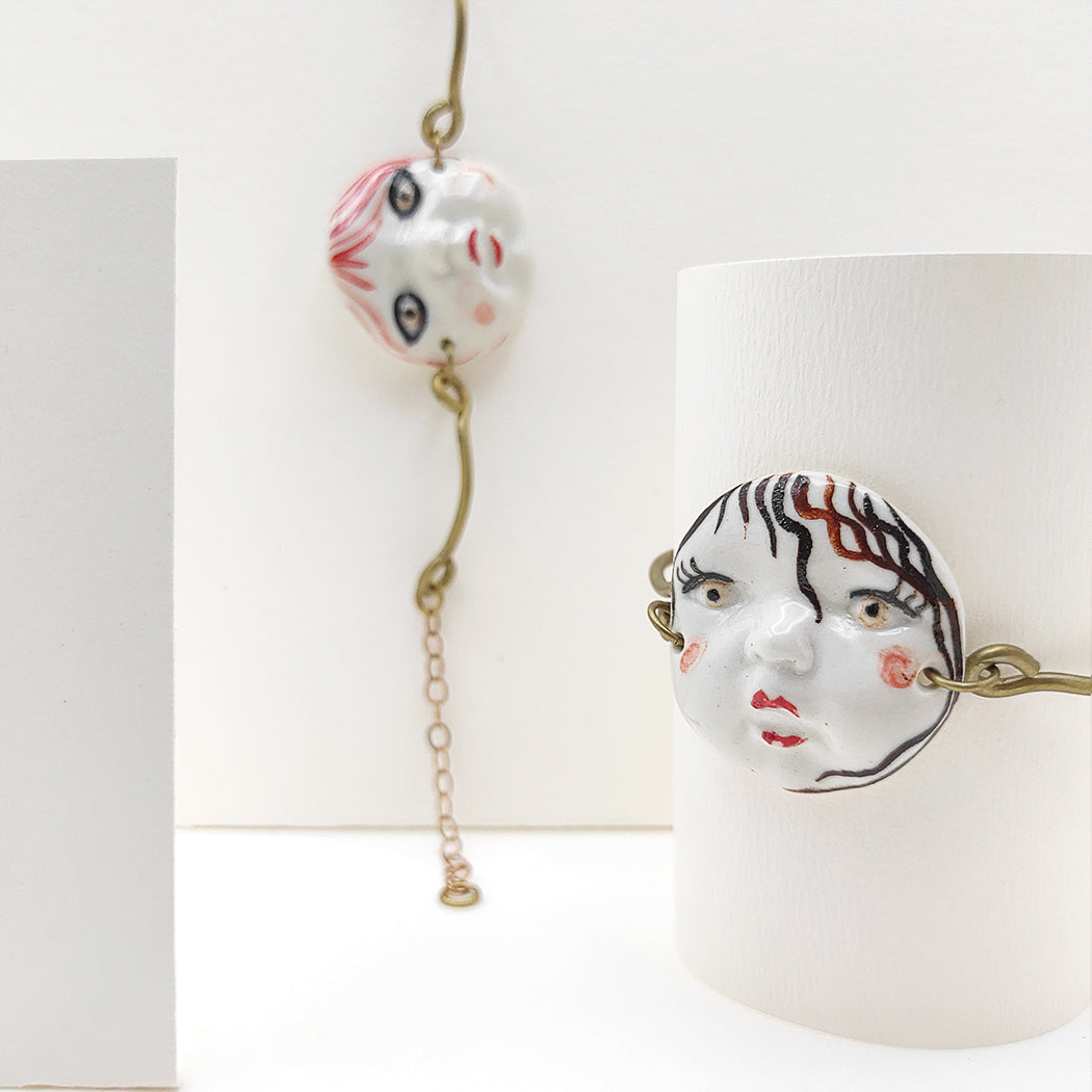 Pulsera ajustable caritas pelo rizado con distintos motivos porcelana