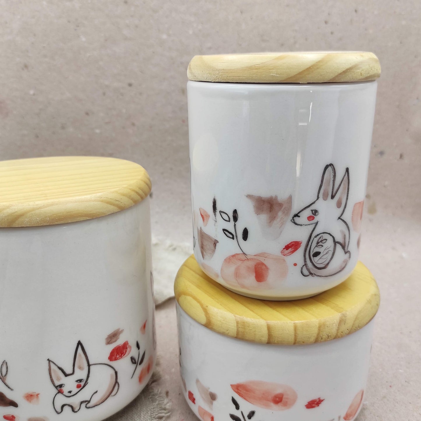 Detalle de tarro de cocina mediano gres porcelánico pintado BIHU decoración conejos