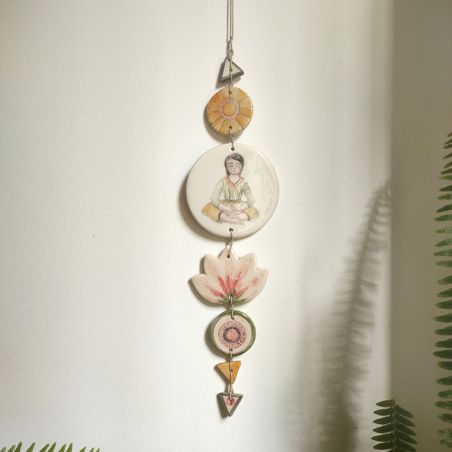 Decoración pared cerámica mujer yoga meditando colores artesanal
