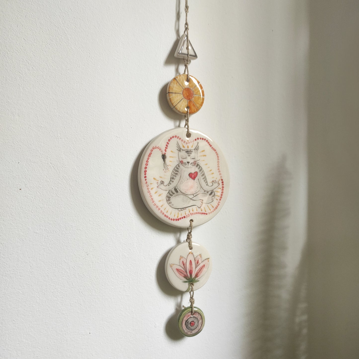 Colgante pared cerámica loza esmaltada gato meditando vista lateral
