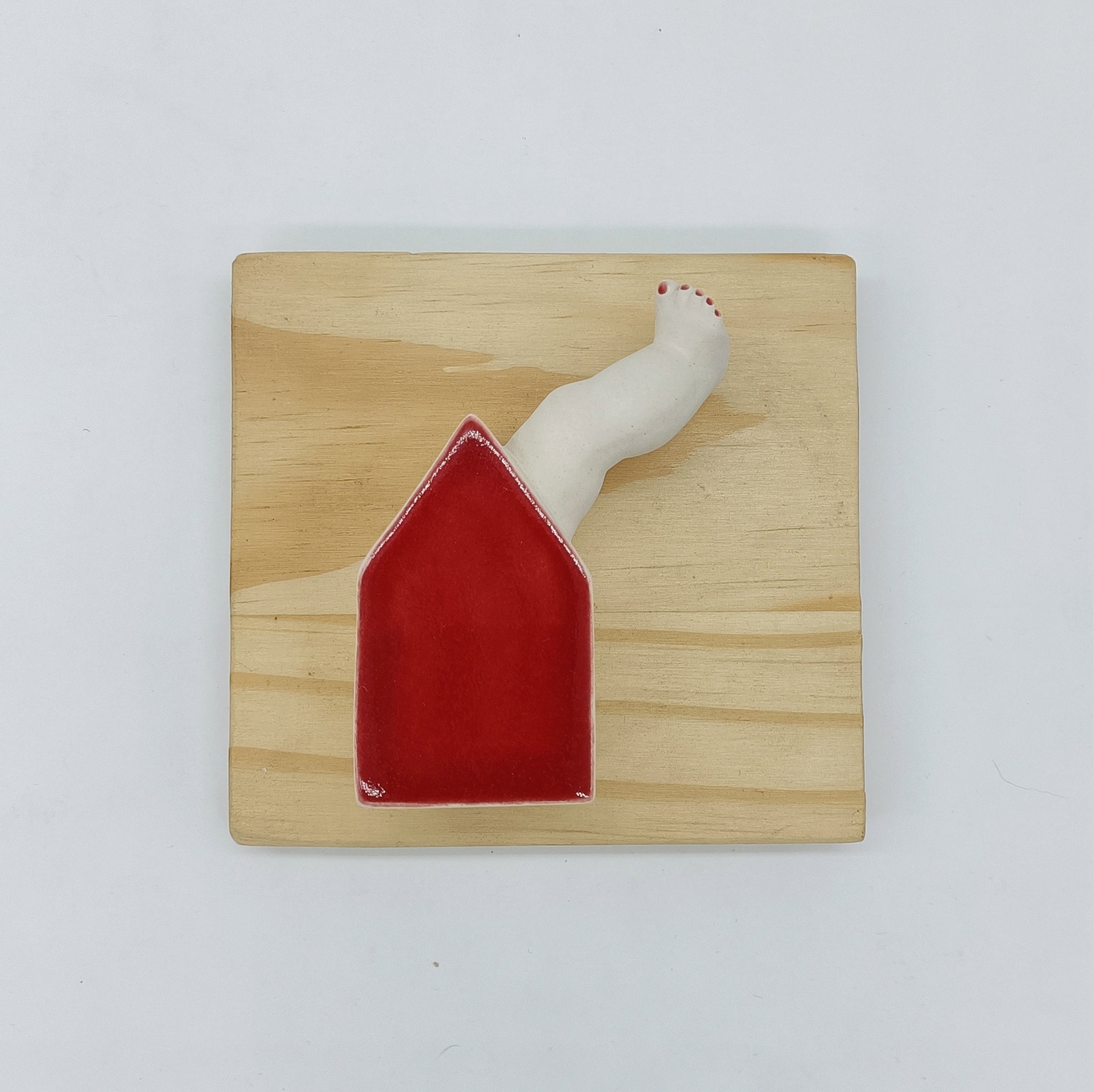 Escultura cerámica casa roja con chimenea para decorar pared