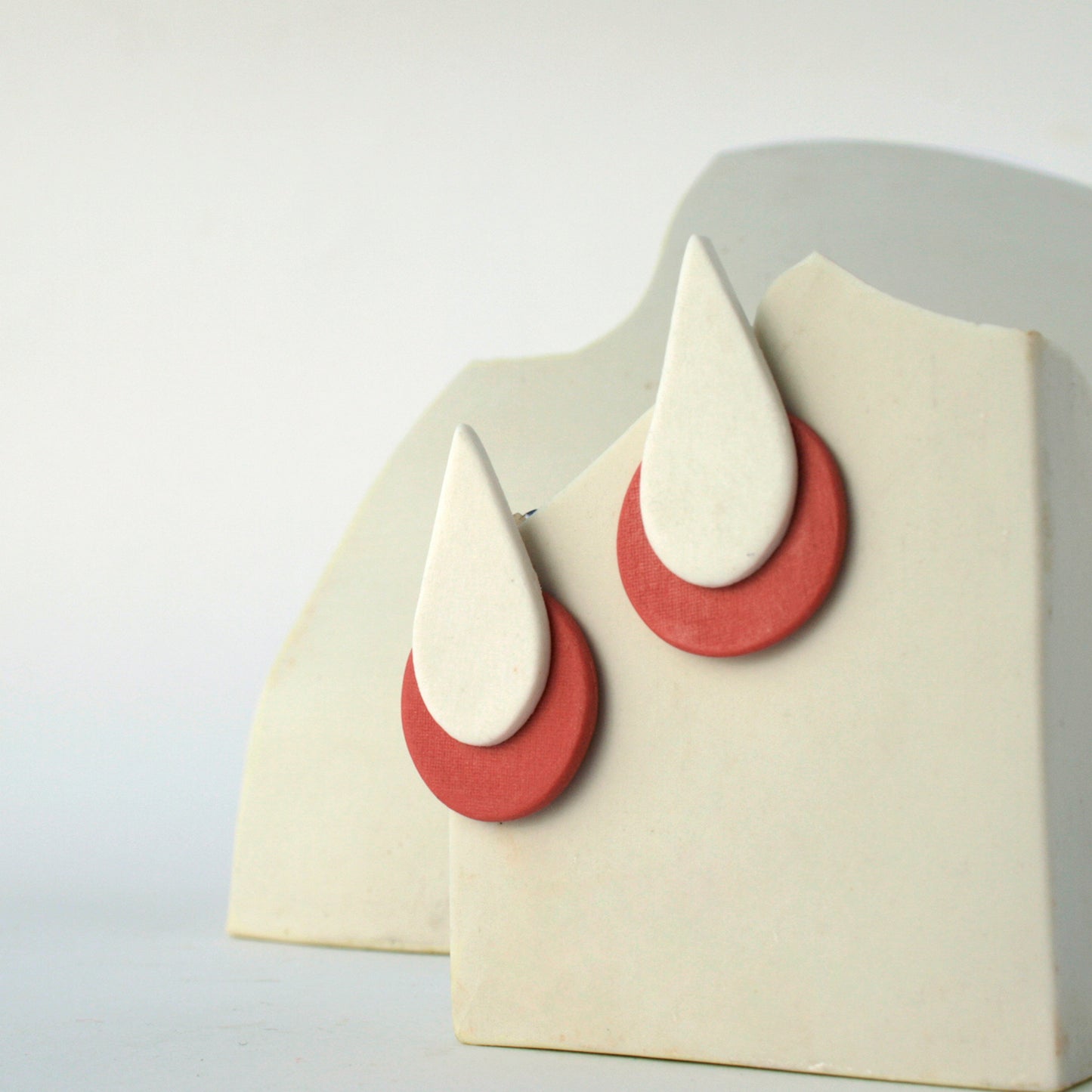 Pendientes Lágrima Blanca Círculo Rojo
