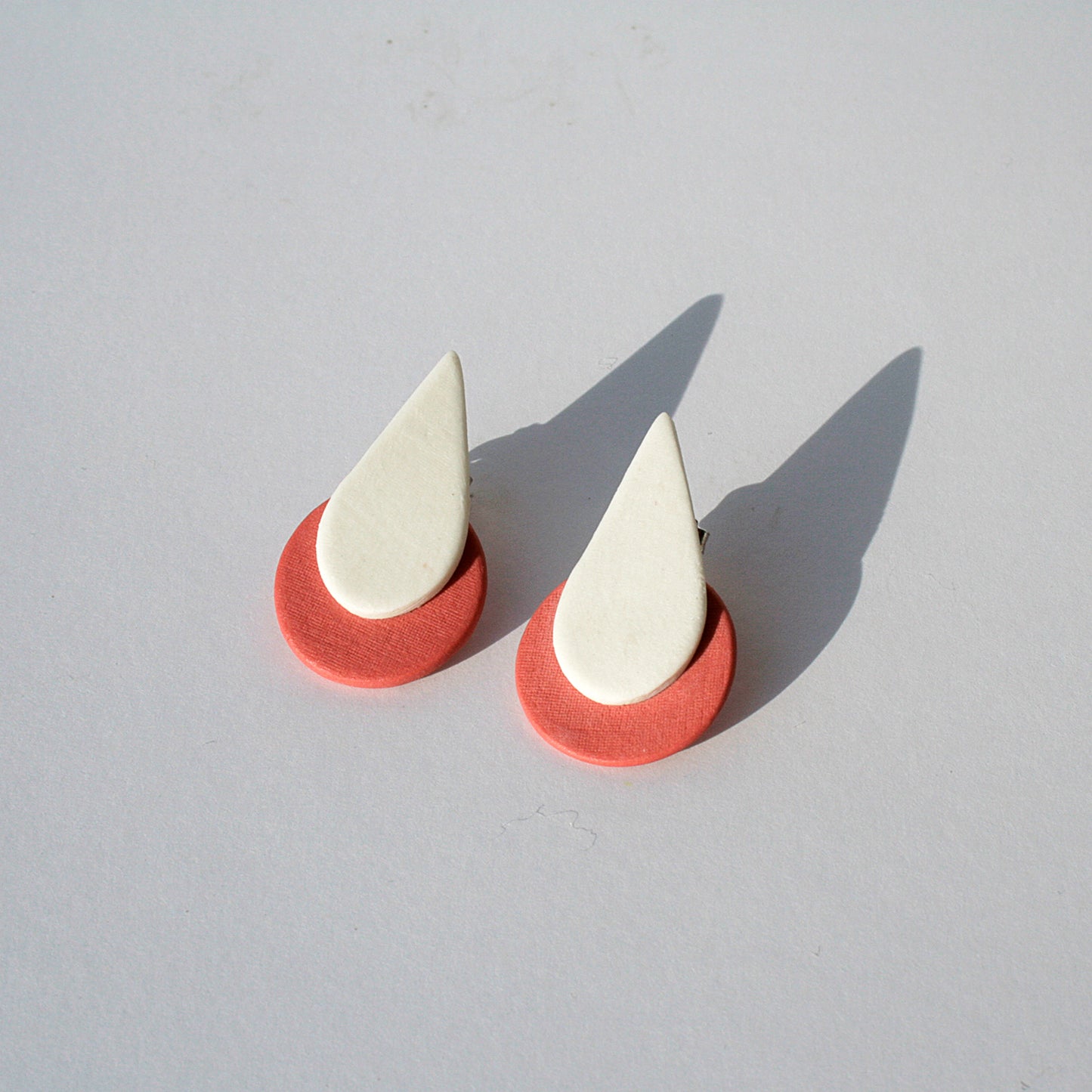 Pendientes Lágrima Blanca Círculo Rojo