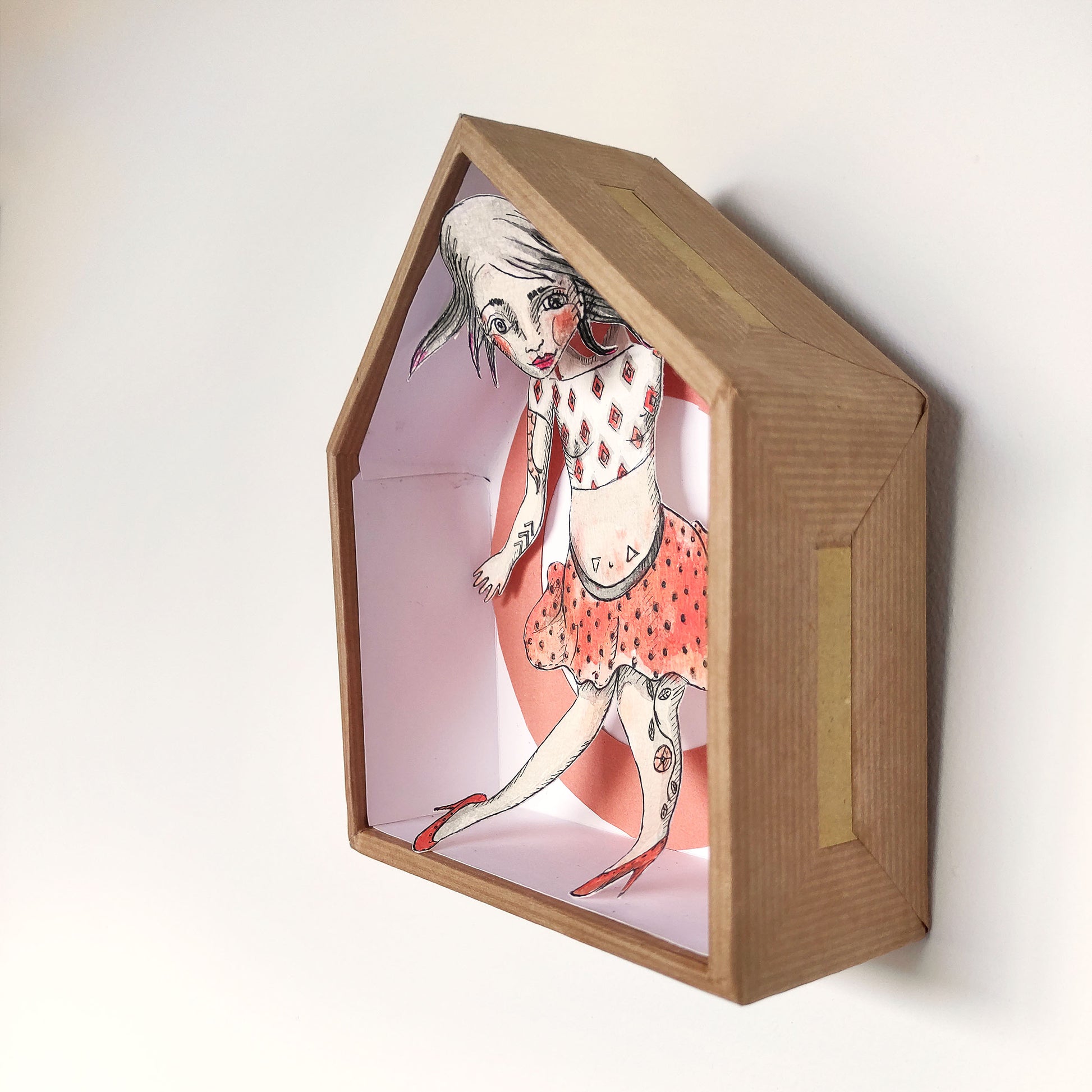 Detalle de ilustración tinta china en caja pop-up artística BIHU