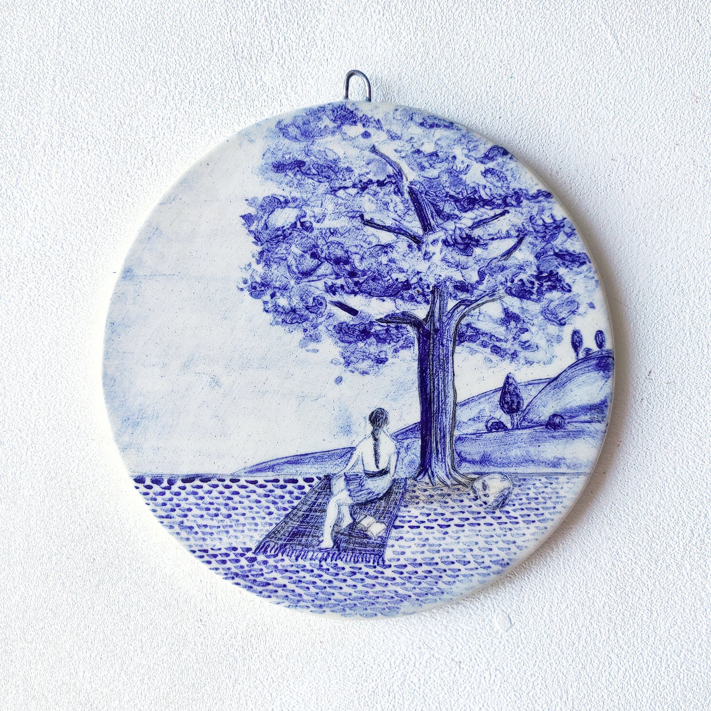 Colgante pared cerámica loza esmaltada chica árbol ladera vista lateral
