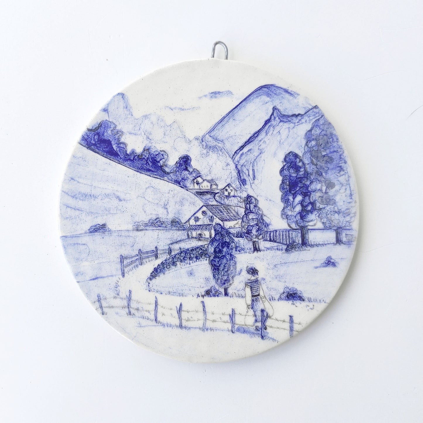 Colgante pared cerámica chica volviendo casa paisaje rural tonos azules
