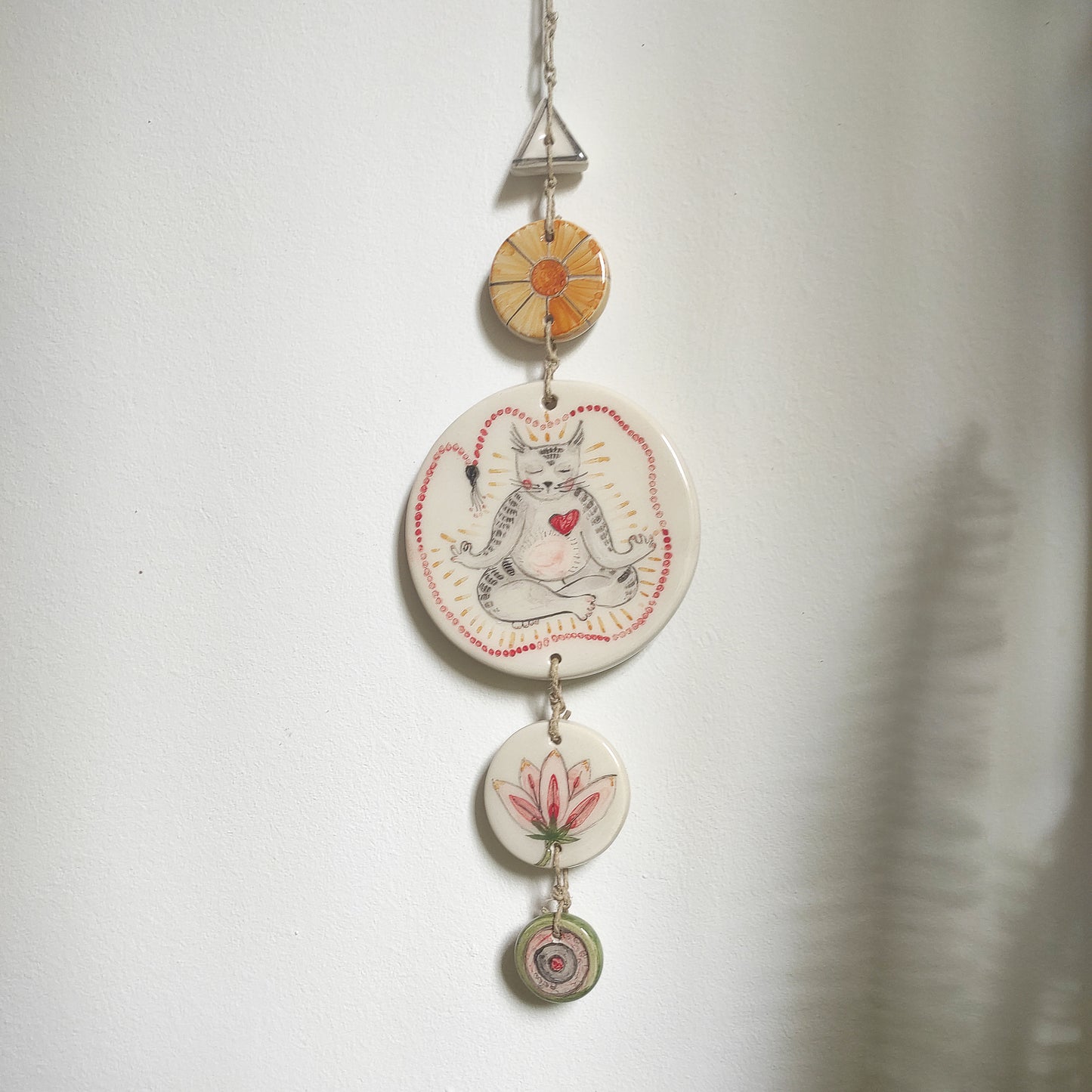 Colgante pared cerámica gato meditando con japa mala yoga
