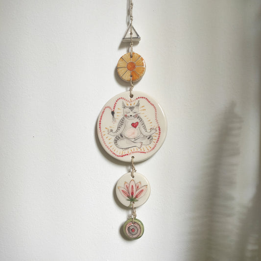 Colgante pared cerámica gato meditando con japa mala yoga
