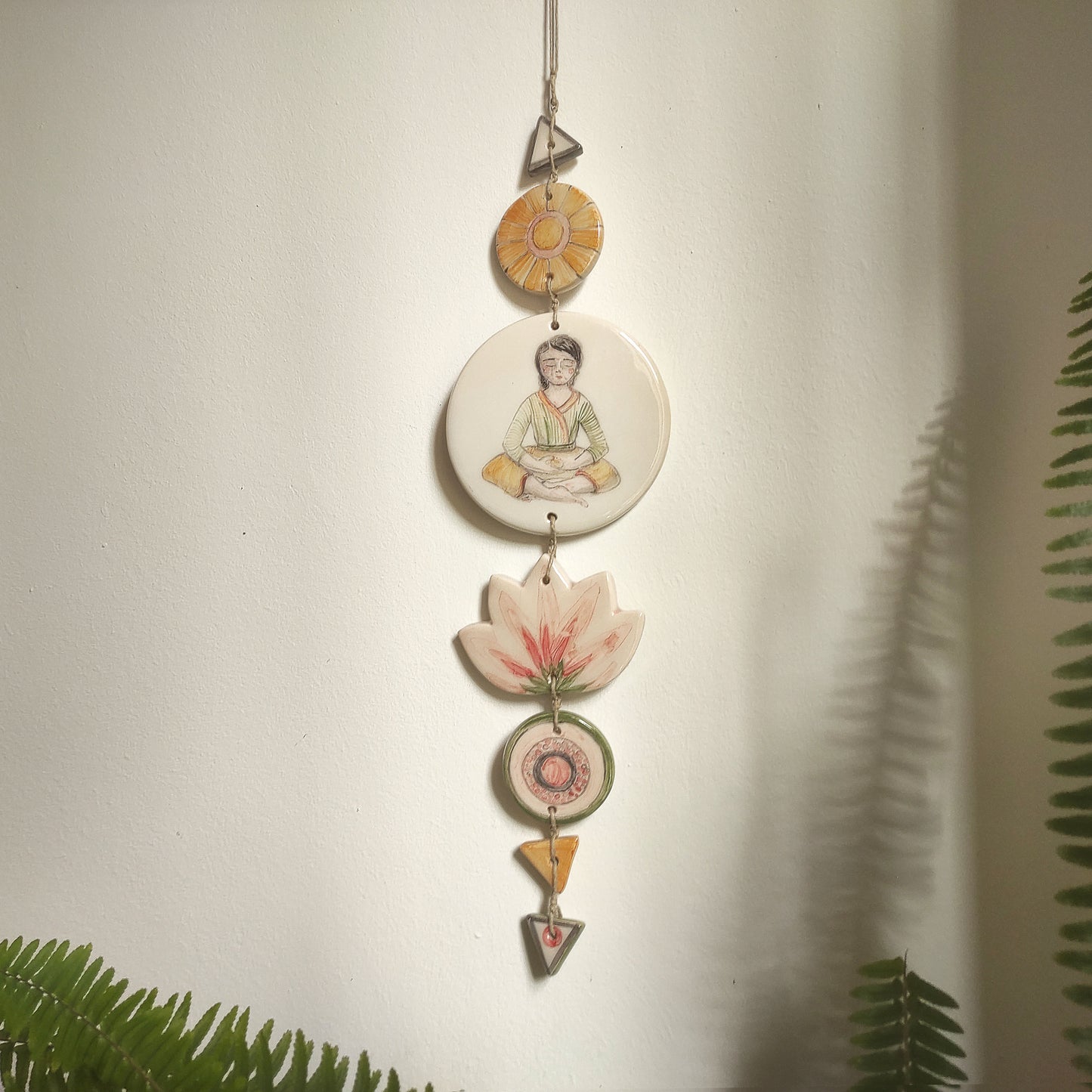 Colgante pared cerámica mujer meditando en color yoga
