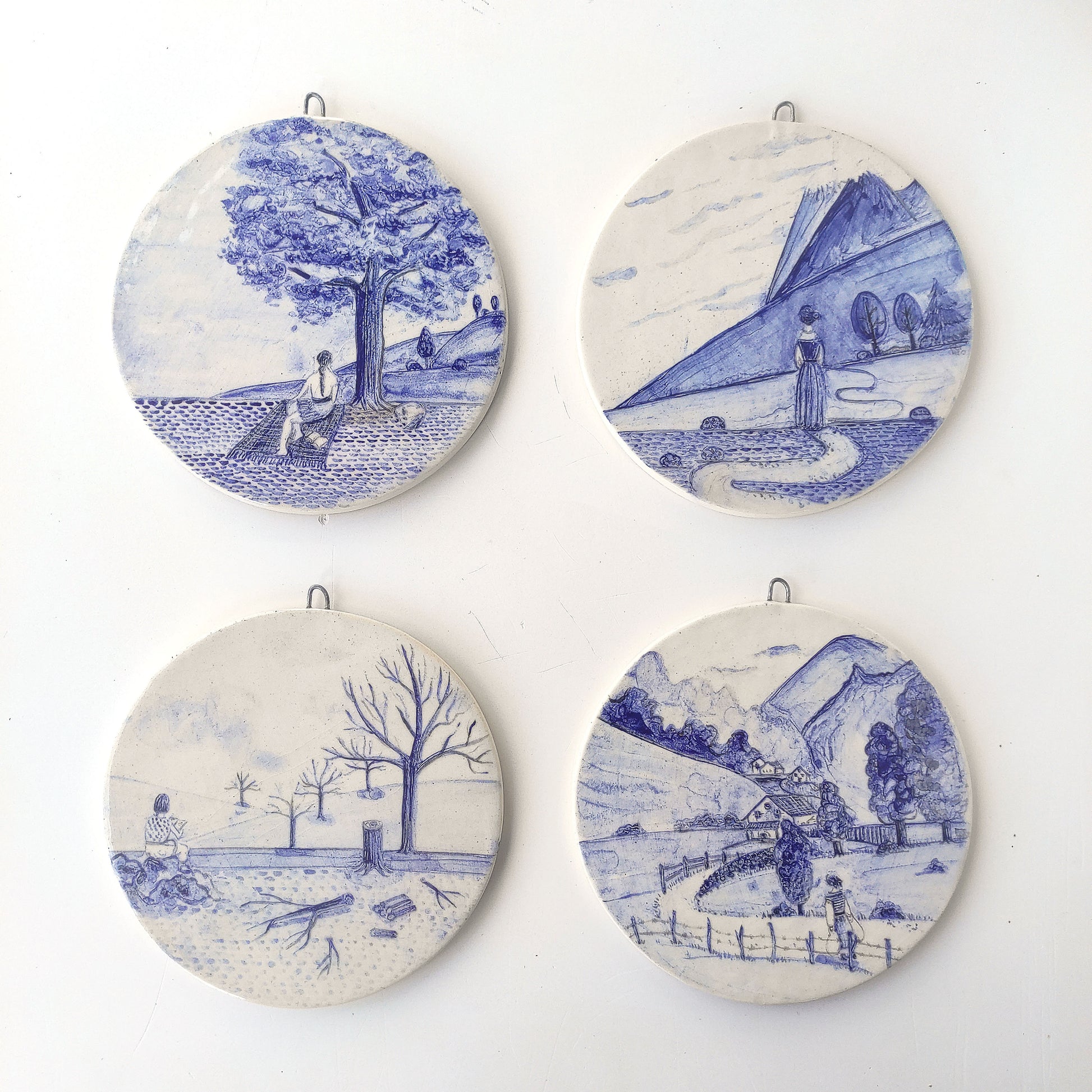 Conjunto de placas de decoración pared cerámica paisajes rurales con chica tonos azules artesanal
