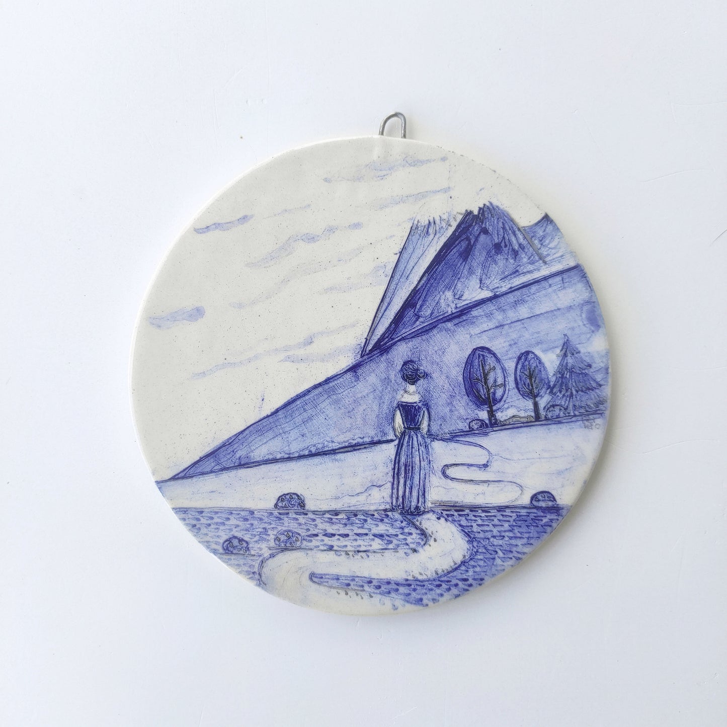 Decoración pared cerámica mujer ladera camino tonos azules artesanal
