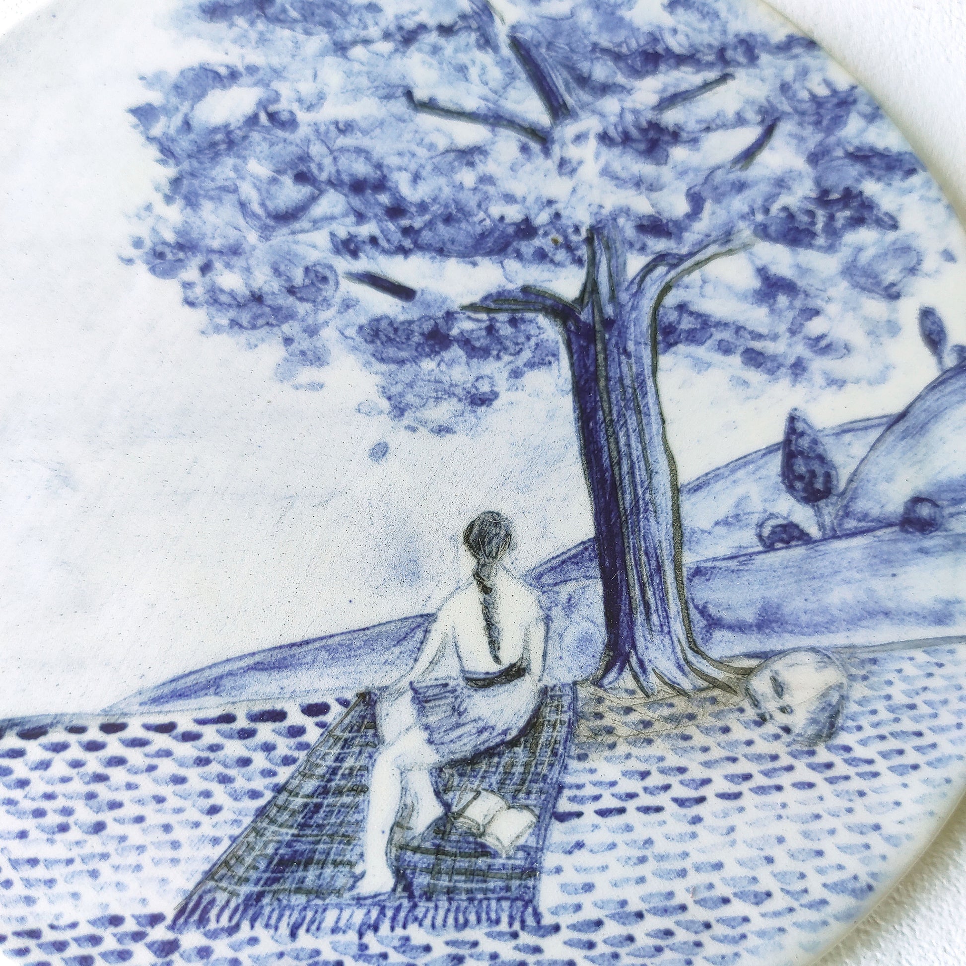 Detalle colgante pared loza esmaltada chica árbol paisaje sereno BIHU
