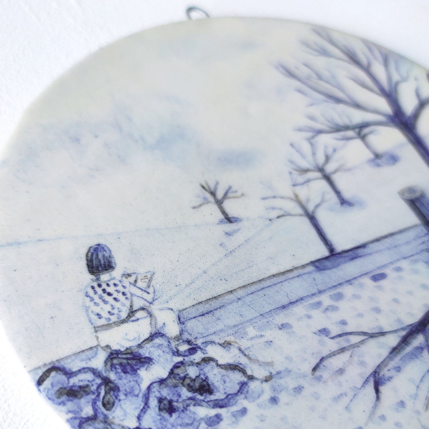 Detalle colgante pared loza esmaltada chica leyendo paisaje tranquilo BIHU
