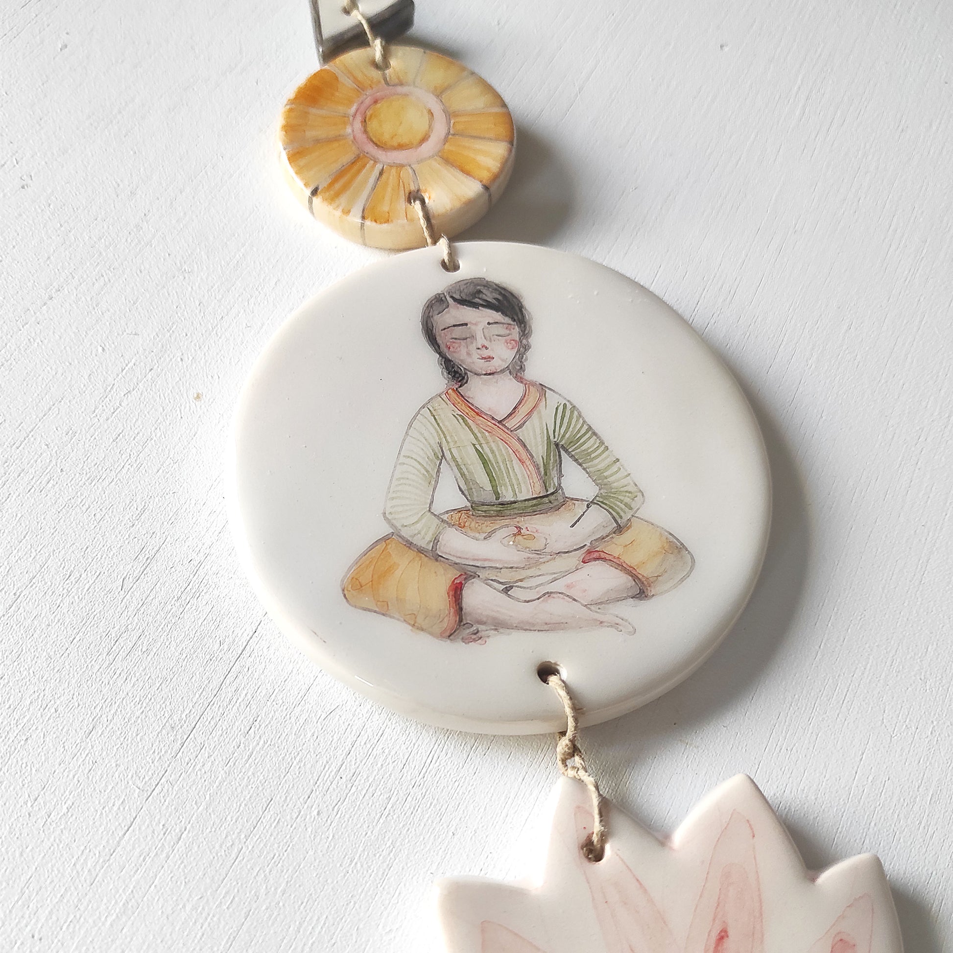 Detalle colgante pared loza esmaltada mujer meditación colorida BIHU

