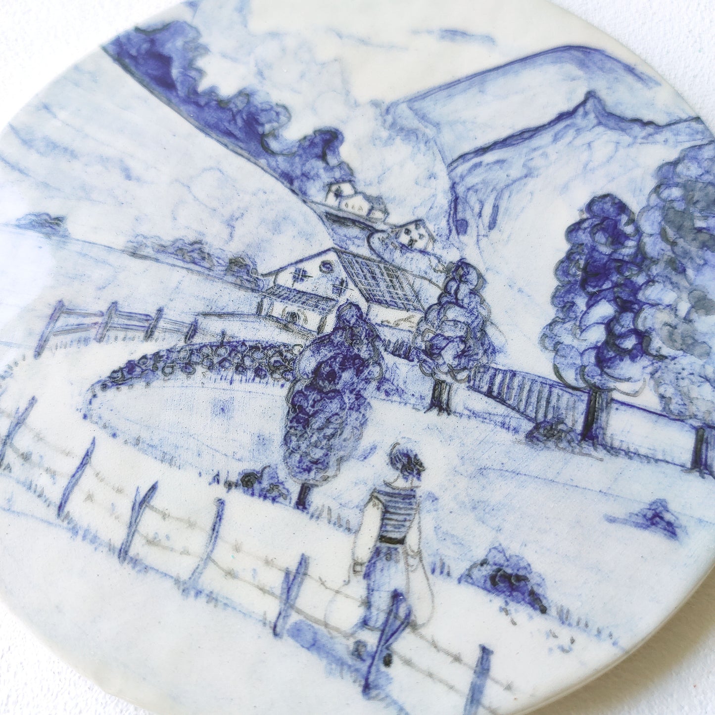 Detalle colgante pared loza esmaltada pintada mano paisaje rural BIHU
