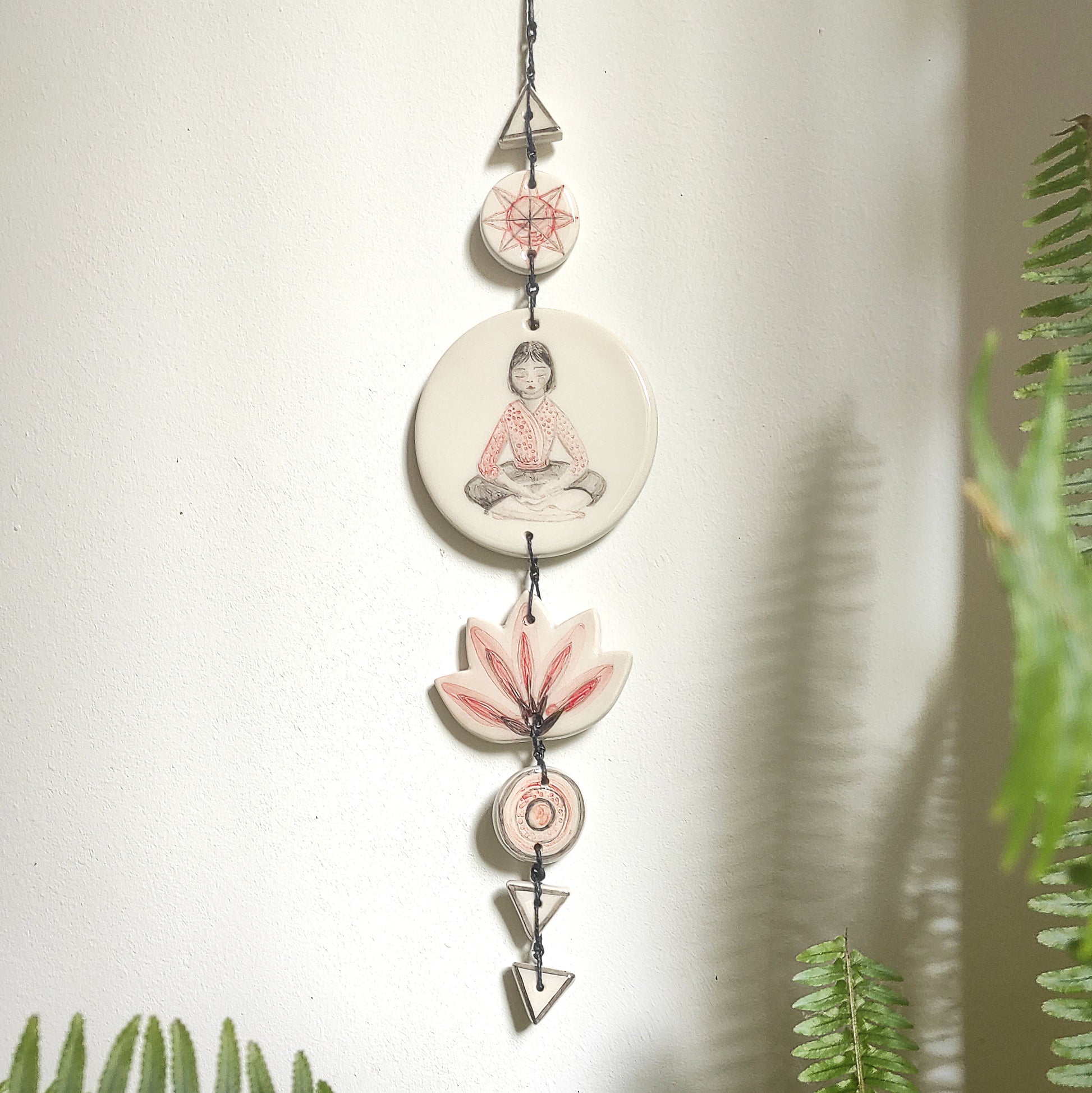 Pieza única cerámica decoración pared chica meditación rojo negro numerada
