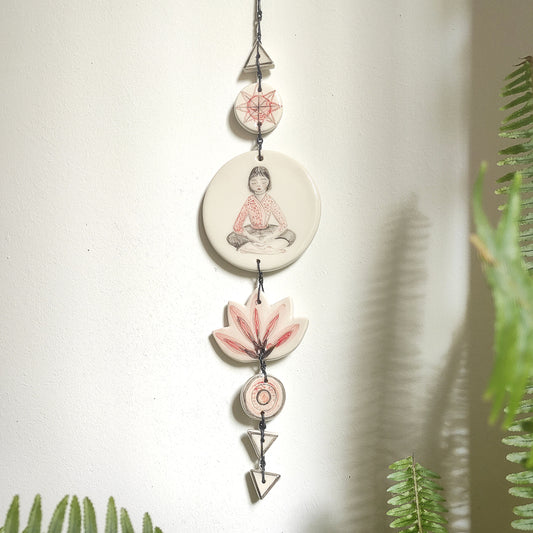 Pieza única cerámica decoración pared chica meditación rojo negro numerada
