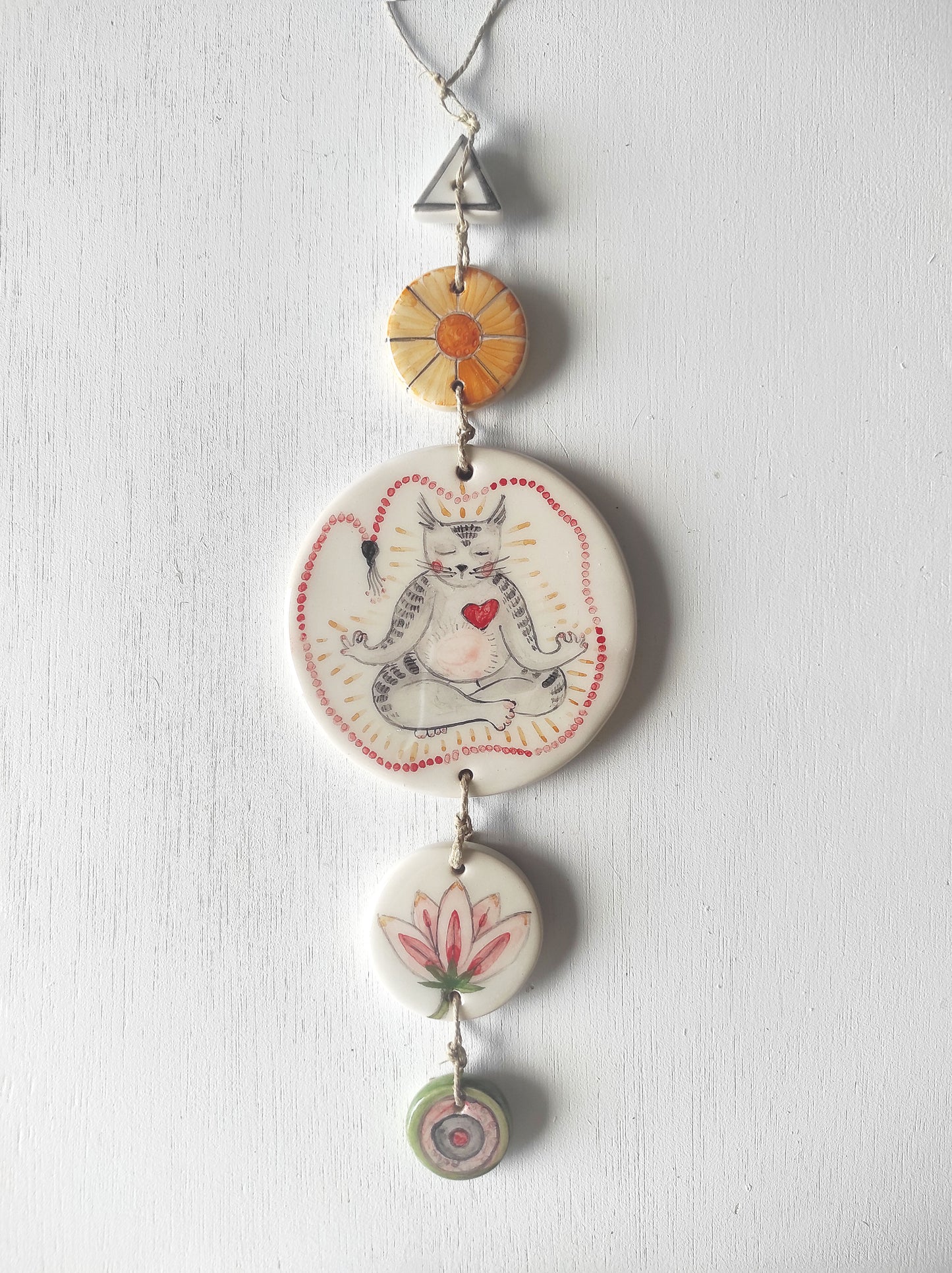 Pieza única cerámica decoración pared gato yoga japa mala numerada
