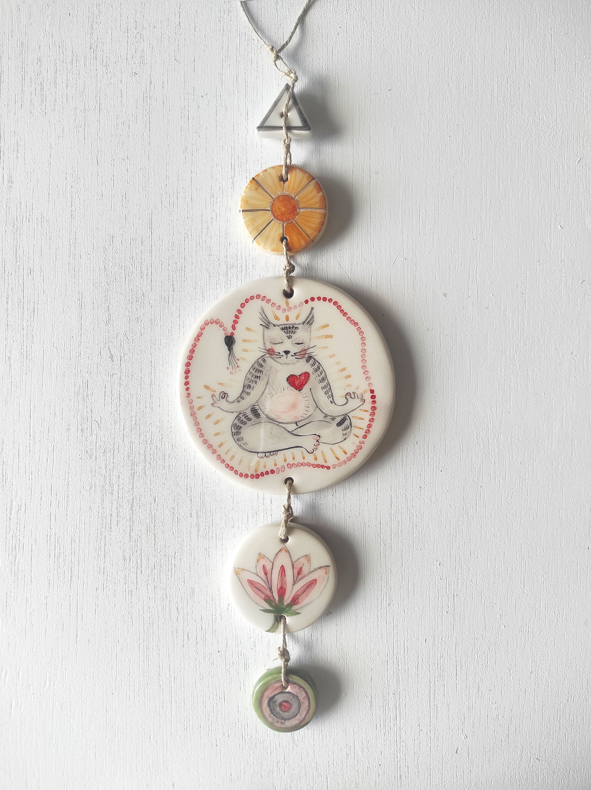 Pieza única cerámica decoración pared gato yoga japa mala numerada
