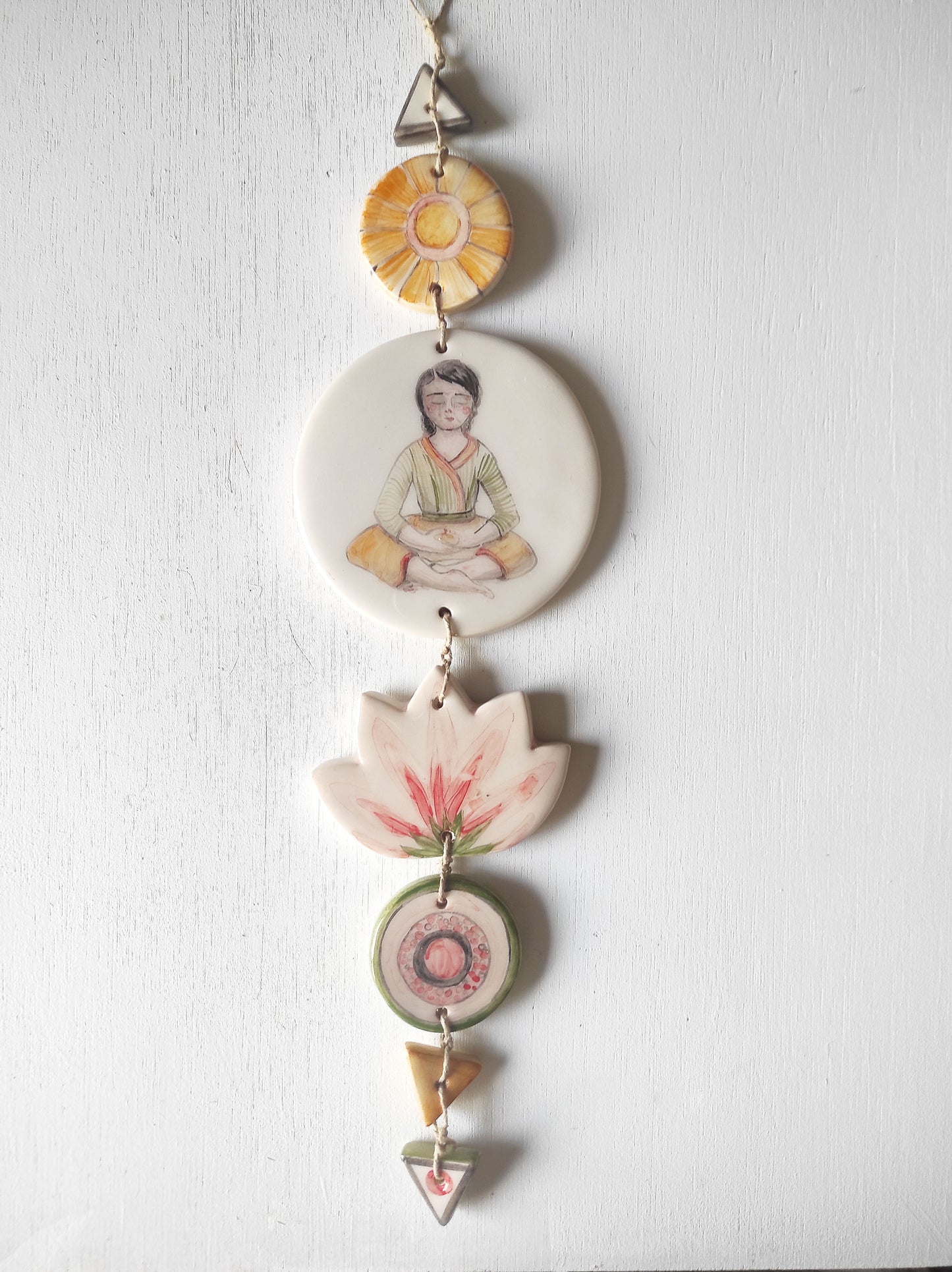 Pieza única cerámica decoración pared mujer meditación color numerada
