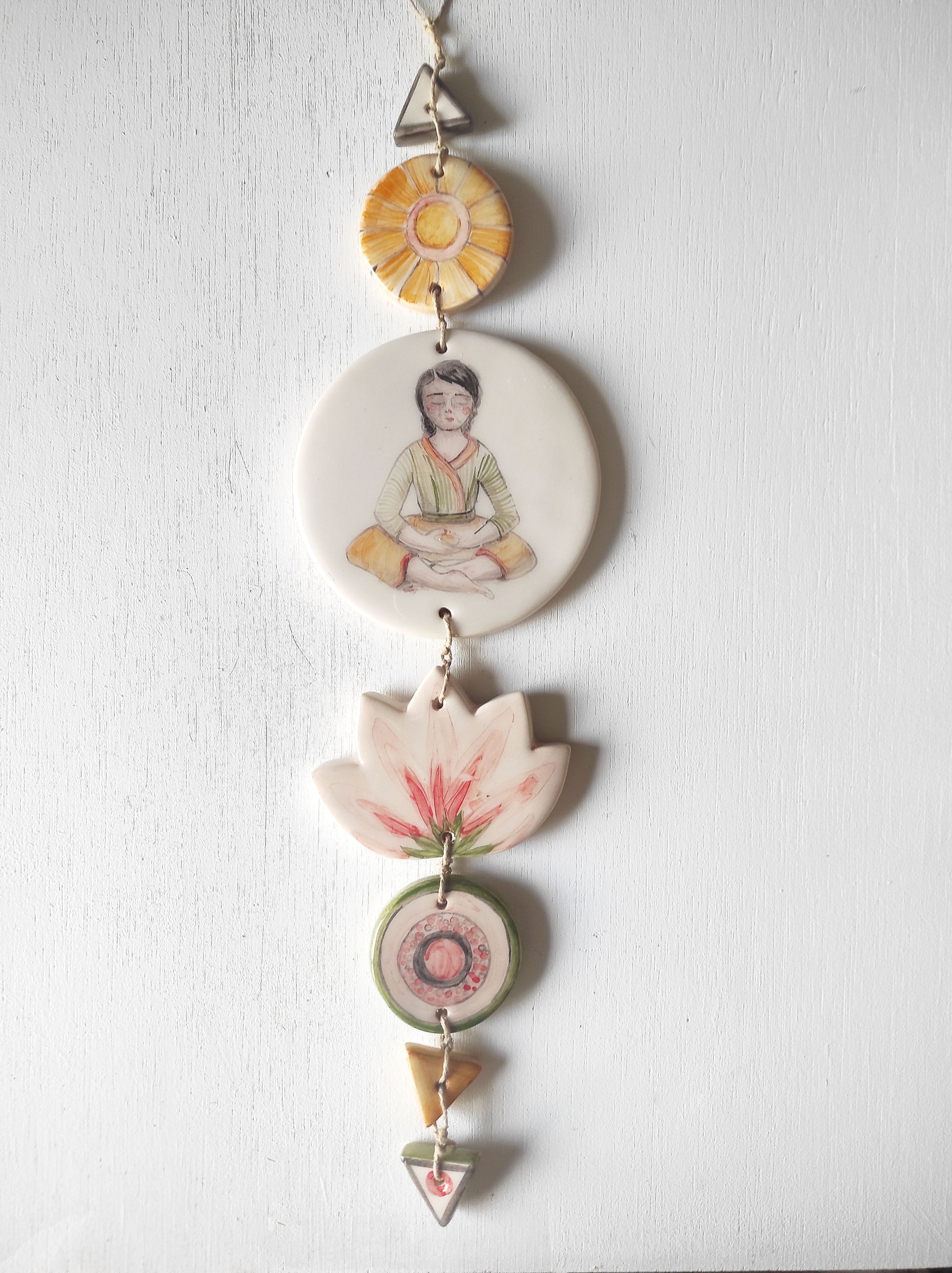 Pieza única cerámica decoración pared mujer meditación color numerada
