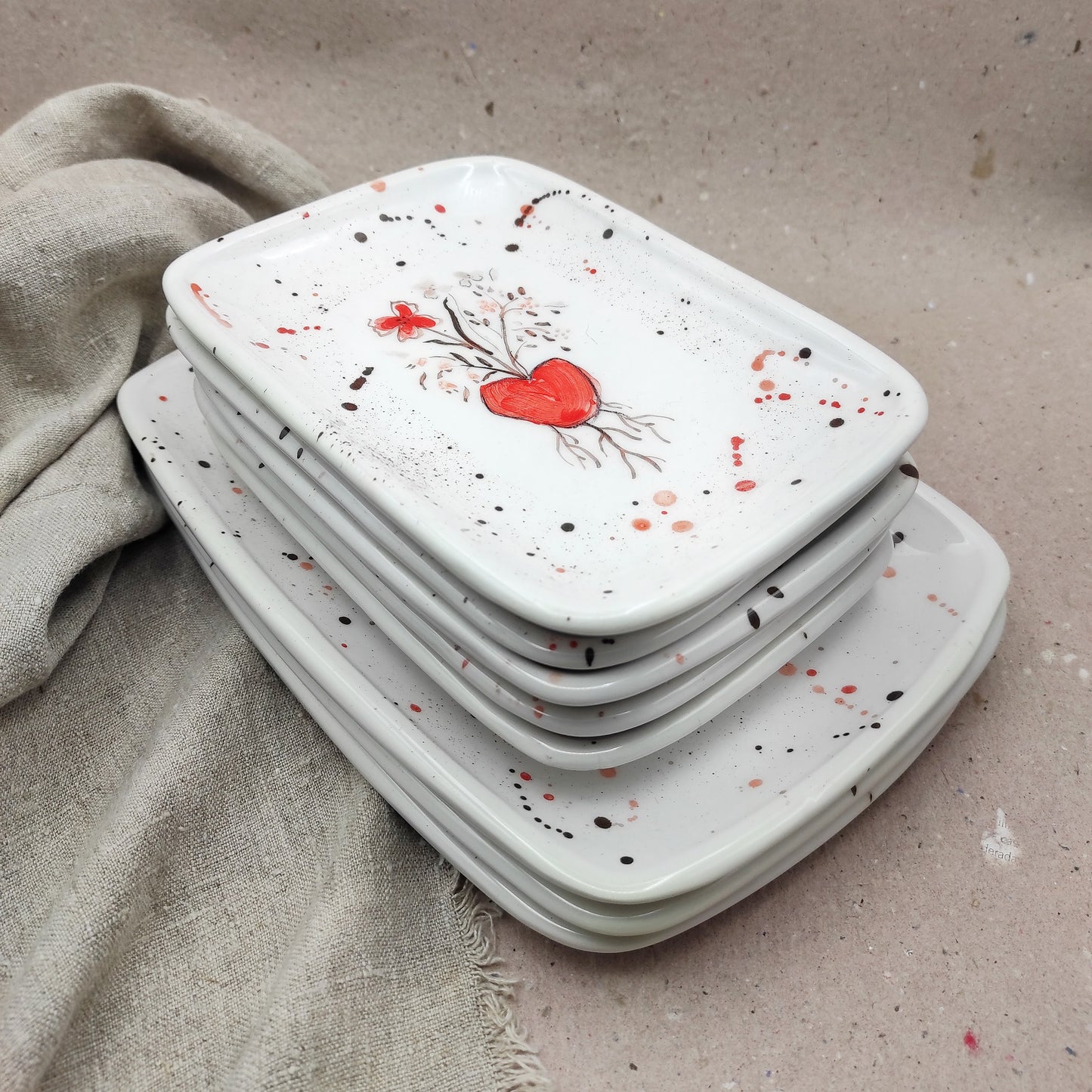 Bandeja cerámica grande pintada a mano con diseños rojos de corazones