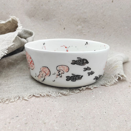 Cuenco de cerámica blanca pintado a mano con motivos marinos