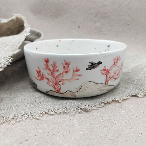 Cuenco de cerámica blanca pintado a mano con motivos marinos