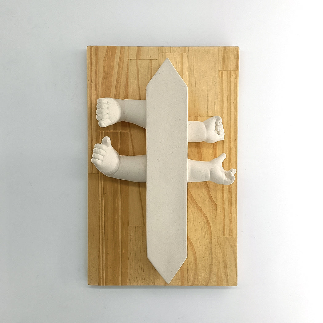 Escultura cerámica casa pared con dos tejados con manos y pies vista frontal