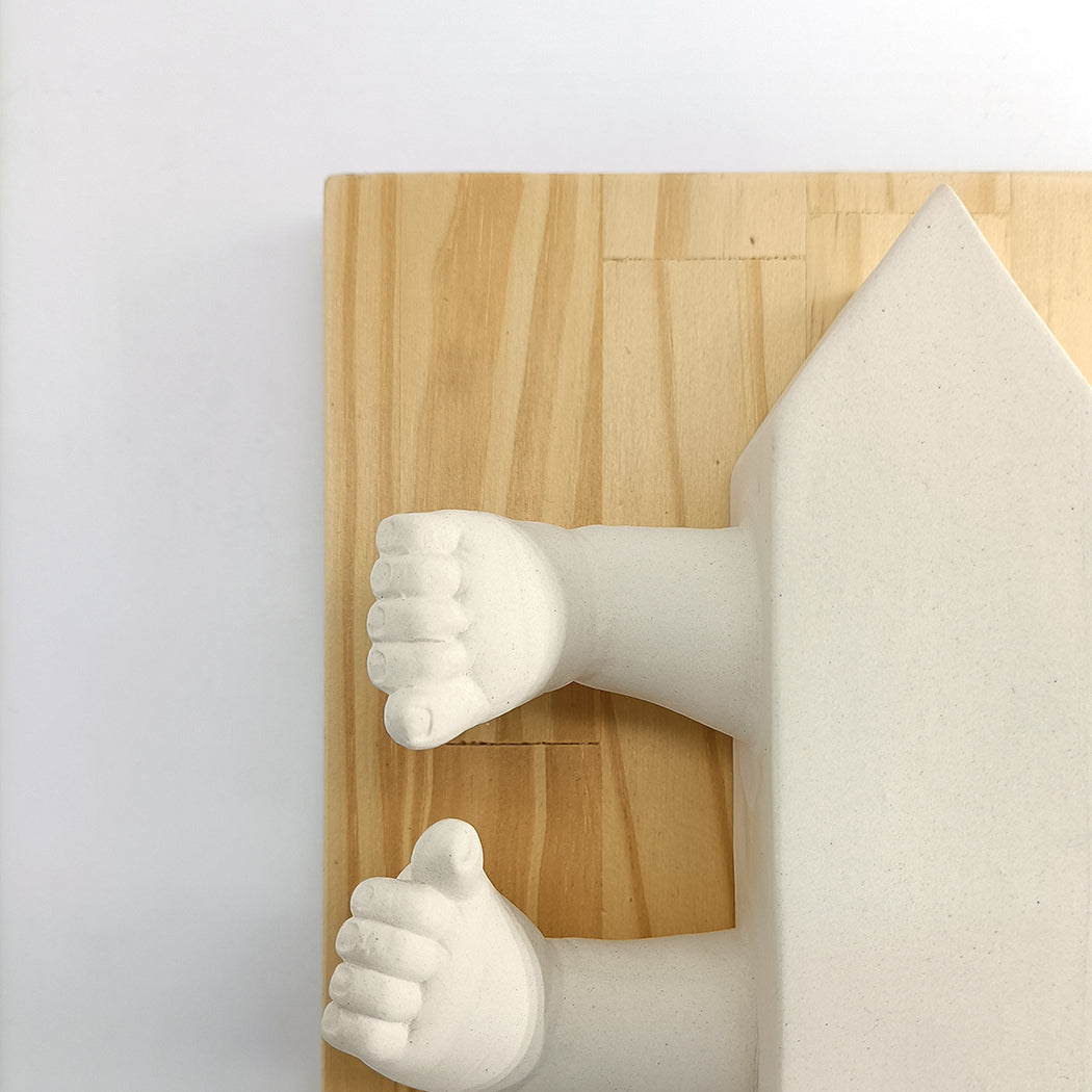 Casa cerámica dos tejados detalle pies artesanal hecho en España